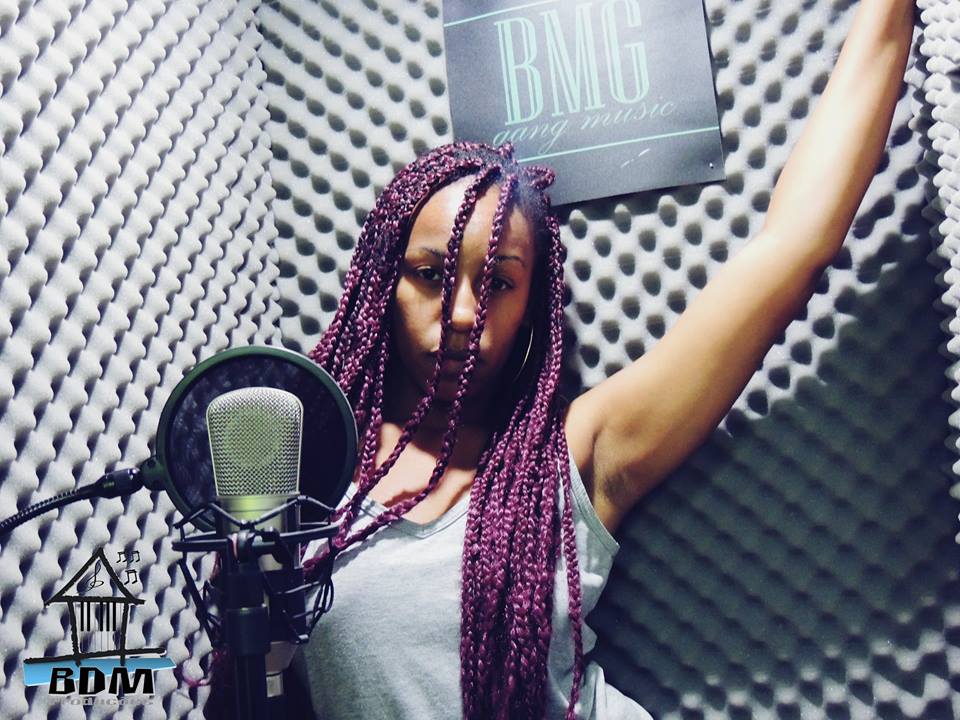 Assista “Deixe eu seguir”, primeiro clipe de NEGGA