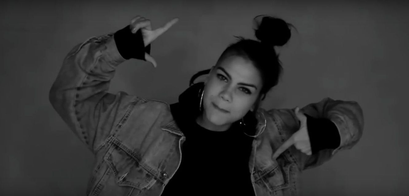 Assista “Universo em Crise”, trabalho de estreia de Mariana Mello