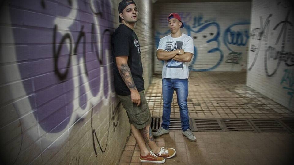 Idealistas Rap lança single ‘Gringa de Bar’