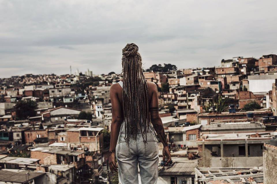 Confira o poema “Pense Grande”de  Mel Duarte – versão completa