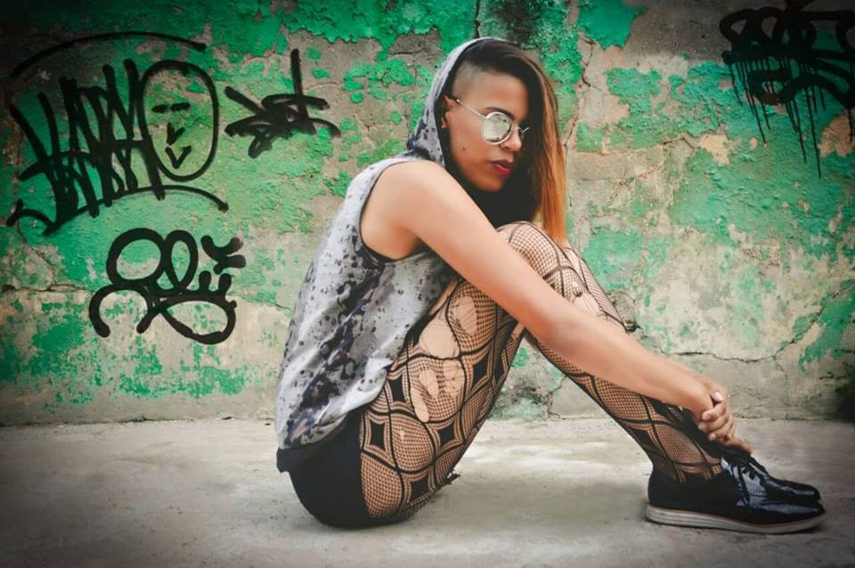 “Coletânea Departamento Zona Oeste vol.2” traz Nikkie Santana com a música ‘Na Linha do Rio’.