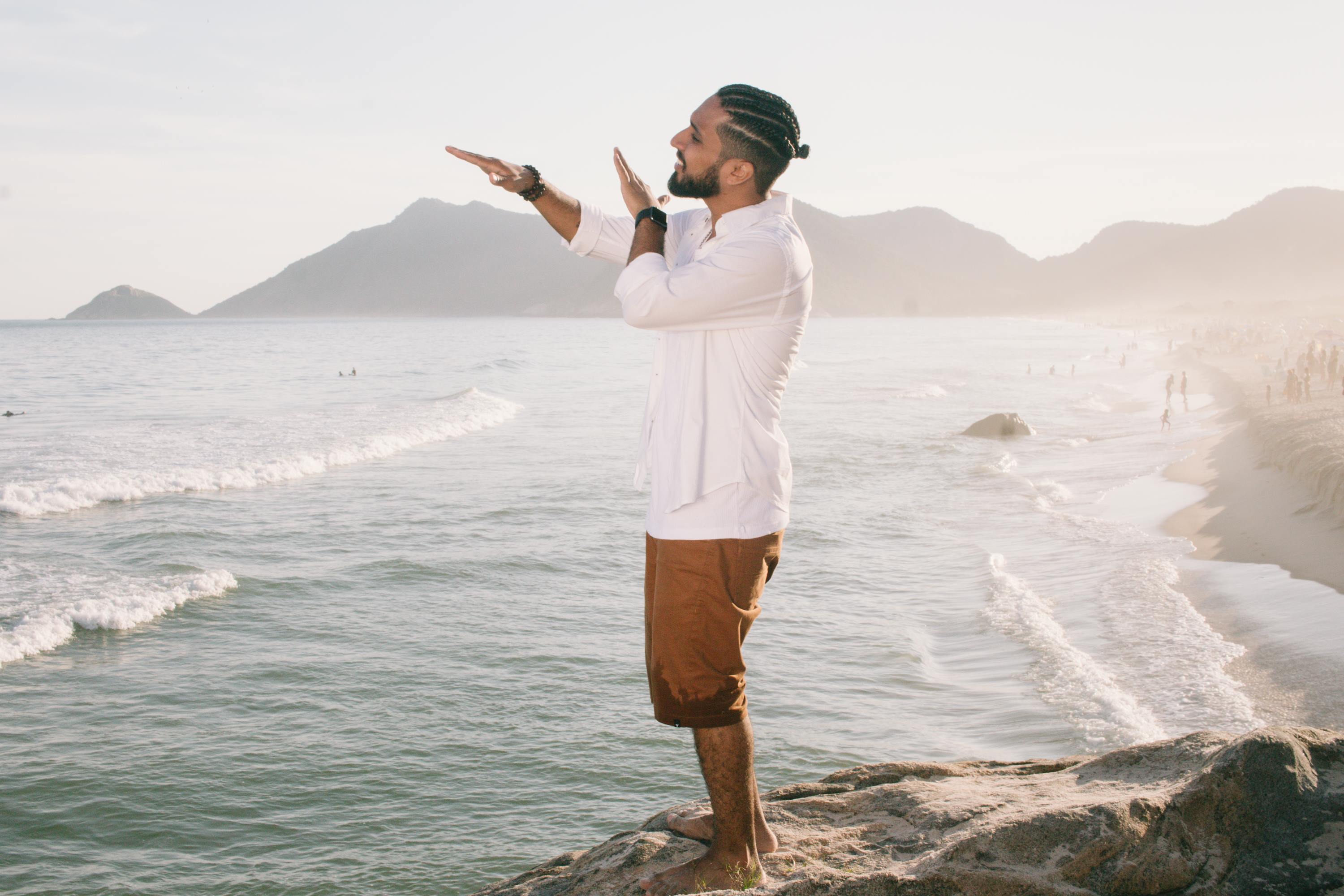 “Pés na Areia (Promessas)” é o novo clipe de Rashid