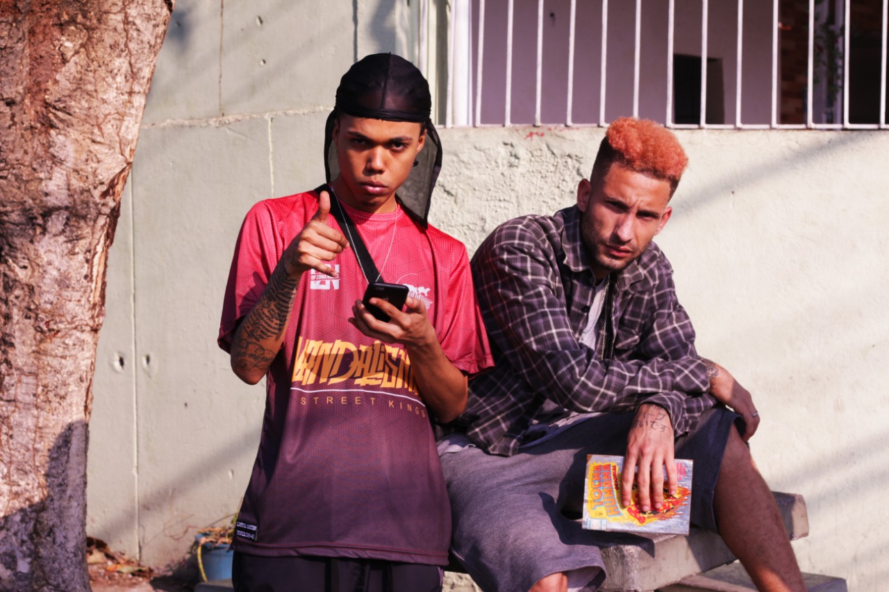 Assista Ghetto ZN e Sant juntos no clipe da emocionante ‘Como Falar de Amor?’