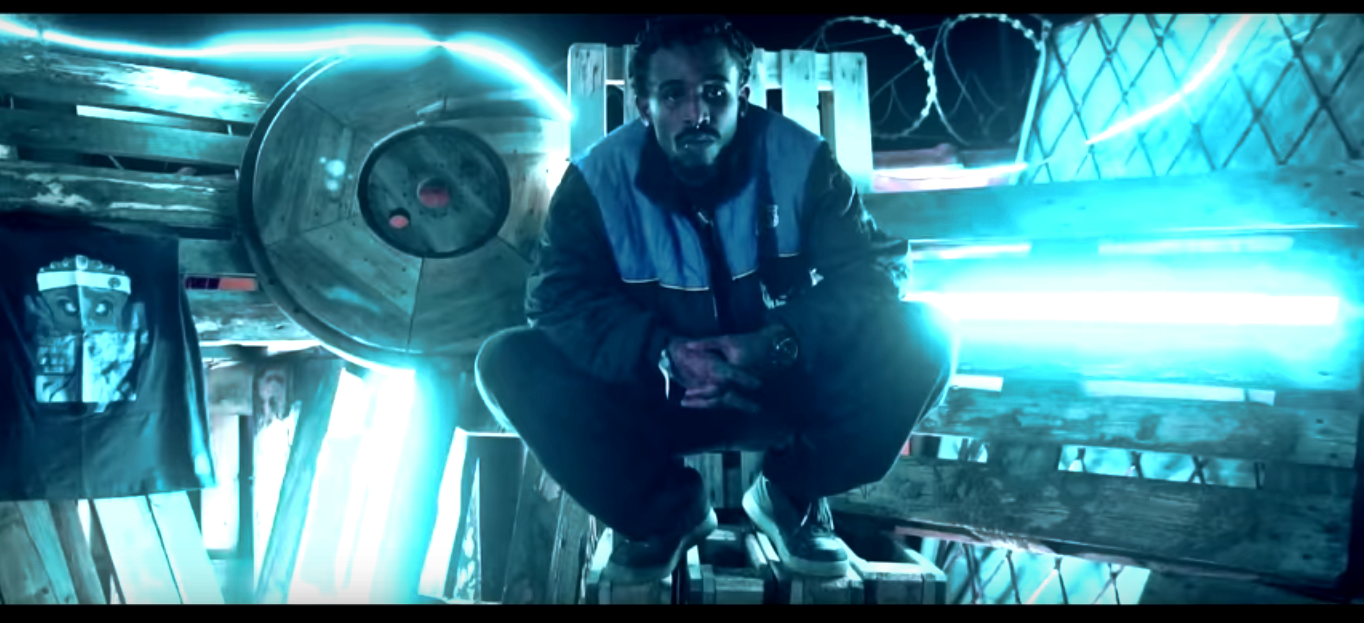 Nego Max é abduzido e faz cobrança ao rap em seu novo clipe ‘Freestylienígena 2.0’