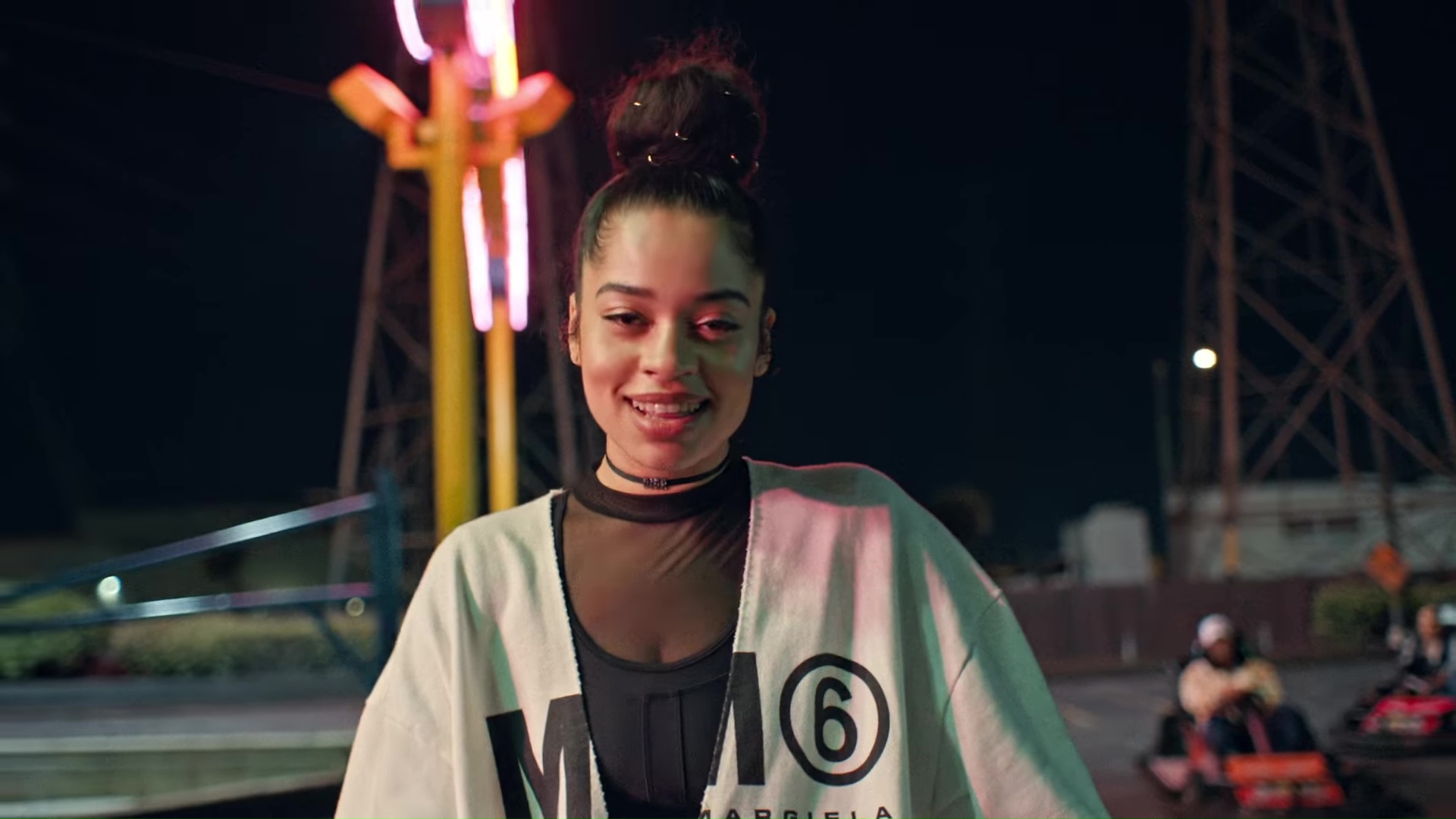 O novo álbum autointitulado da cantora Ella Mai chega às plataformas digitais