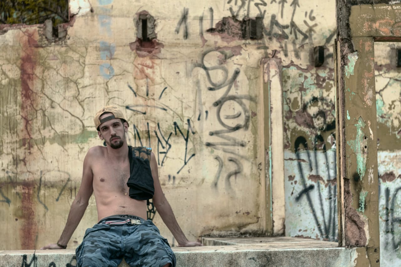 Virax detona o presidente e o Estado no clipe “Kamikaze”