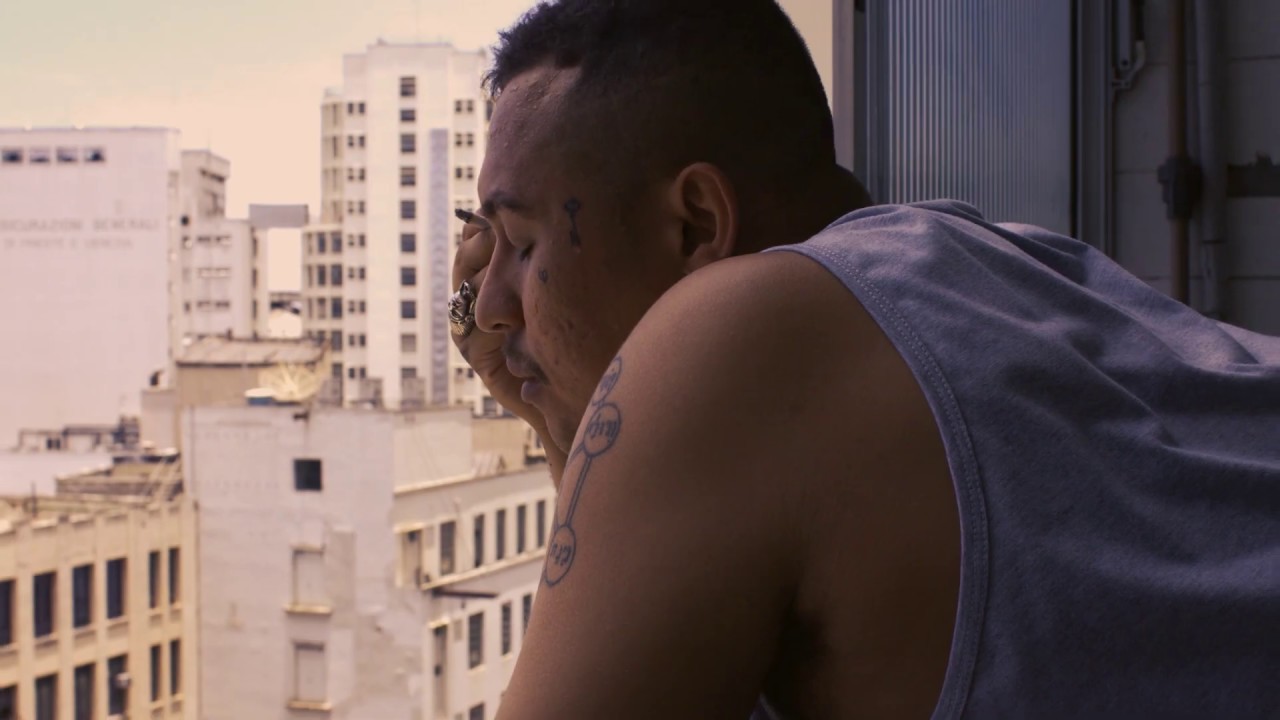 Diomedes Chinaski apresenta o amor como ato revolucionário em “24 horas de Liberdade”