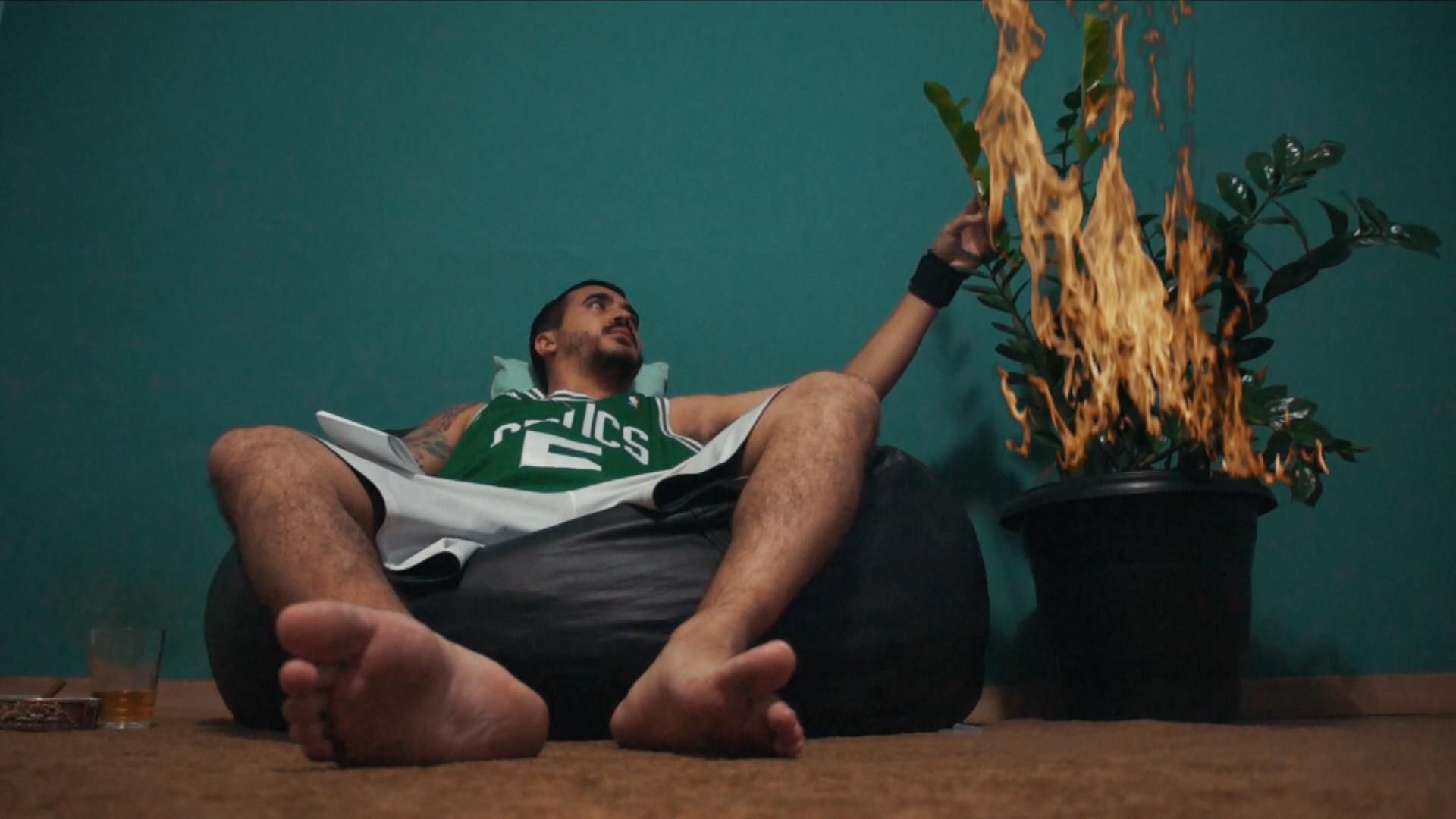 Yanick Shazam renasce ao lado de Izabela Reis no clipe de “Cinzas”