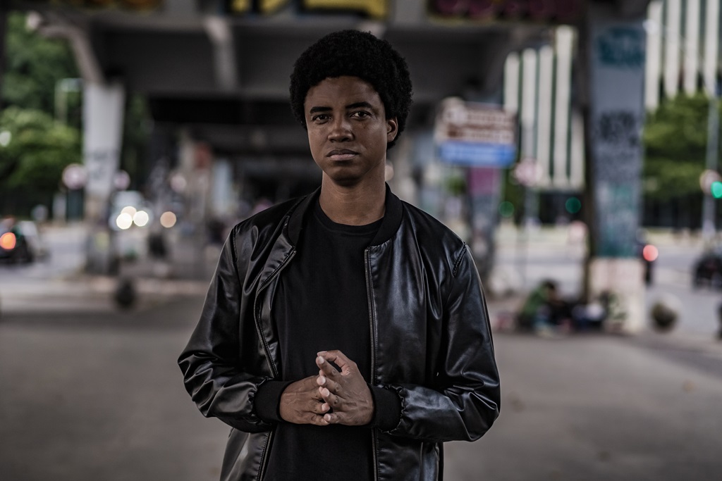 Rapper mineiro Roger Deff lança o álbum Etnografia Suburbana