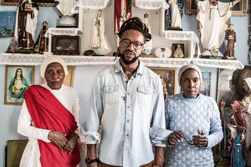 Rael agradece todas as referências de “mãe” presentes no mundo no clipe de “Bença Mãe”