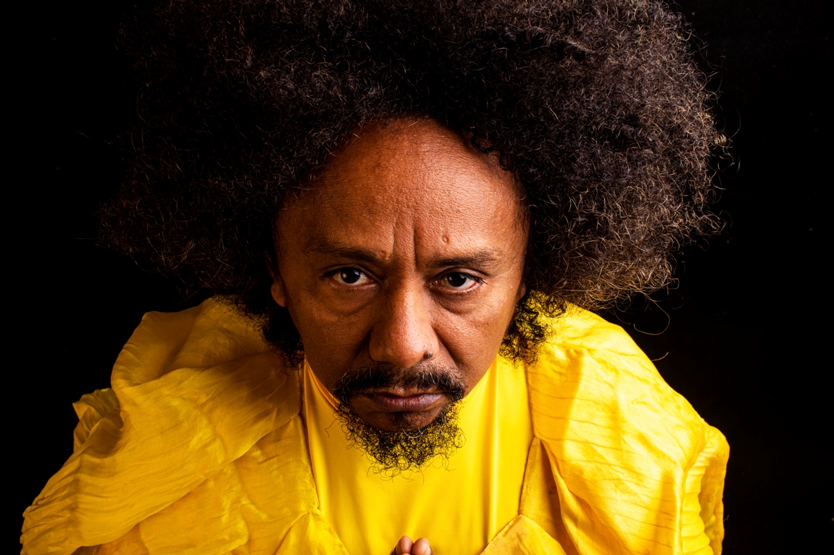 O AMOR É UM ATO REVOLUCIONÁRIO, novo disco de Chico César