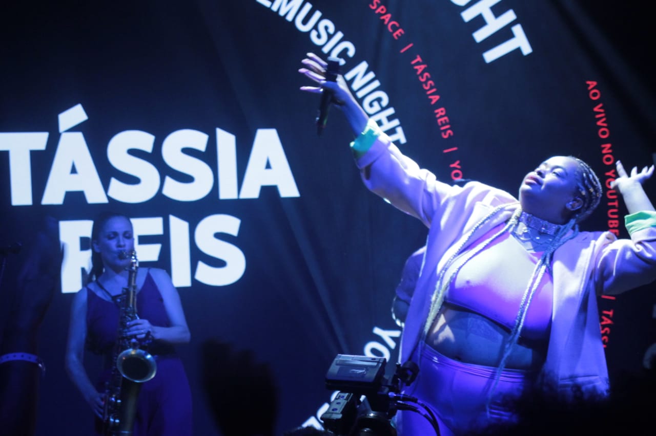Tassia Reis e Youn participam do YouTube Music Night com shows sublimes