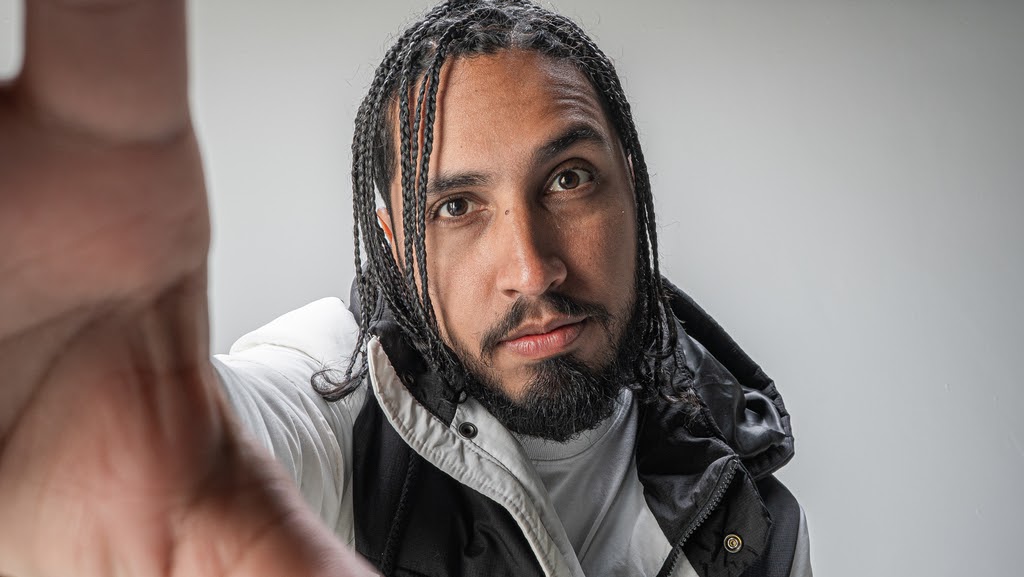 Rashid faz show de lançamento de Tão Real no Sesc Pinheiros