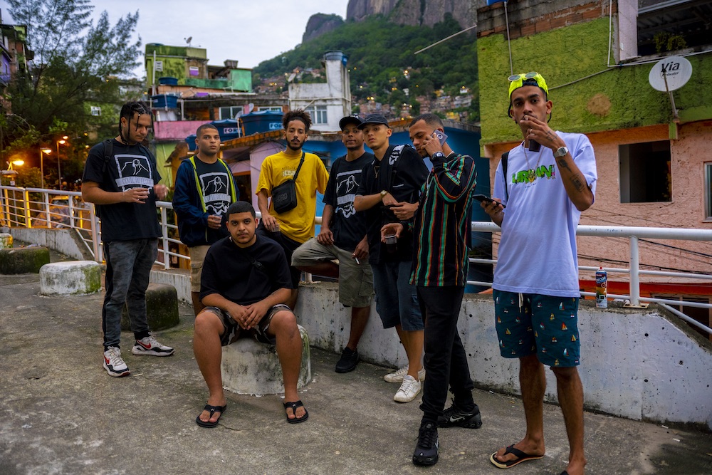COVIL DO FLOW, coletivo de Hip Hop carioca, retrata a beleza da Rocinha no clipe “FAVELATOWN”.