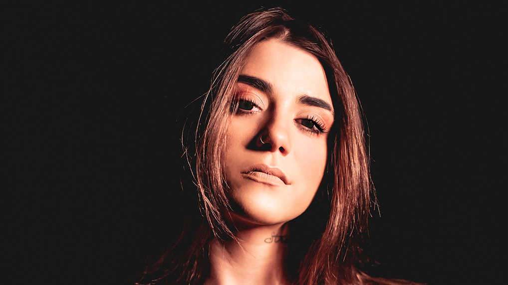 Com “Paralisou”, Cynthia Luz inicia nova fase