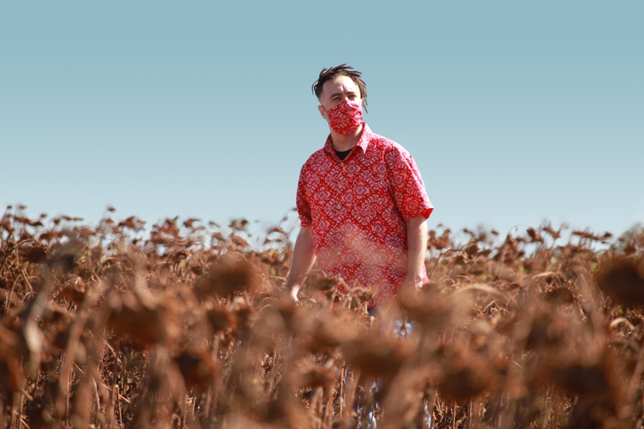 Como um anúncio da primavera, marcada pelo reflorescimento, Renan Inquérito nos presenteia com a música “Saudade do Futuro”