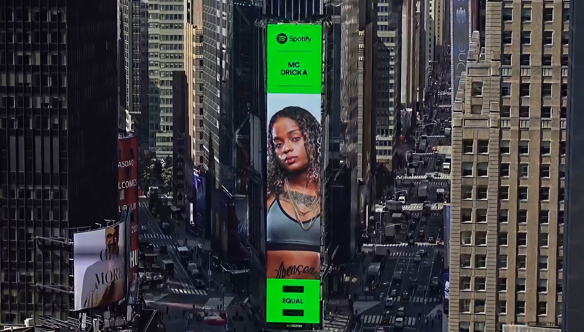 MC Dricka tem seu rosto estampado no telão da Times Square