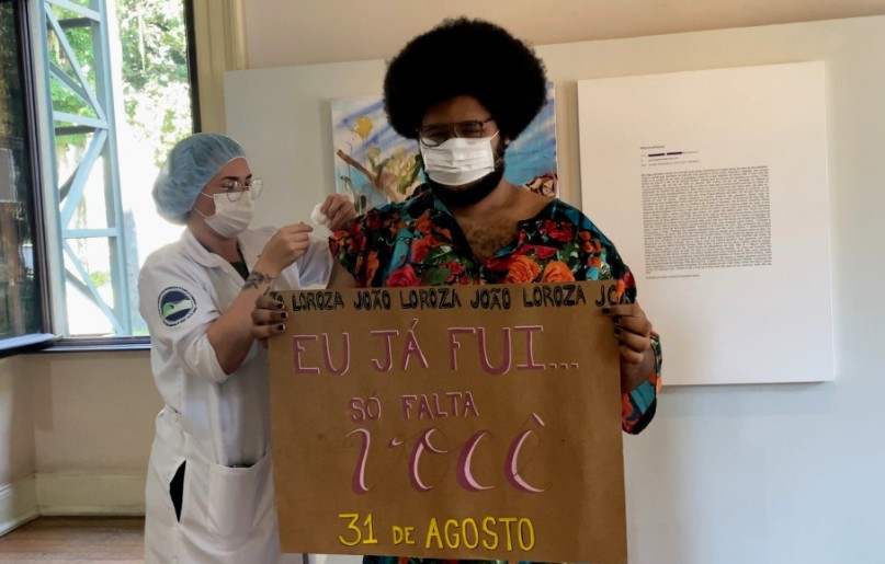 João Loroza toma a segunda dose da vacina contra a Covid-19