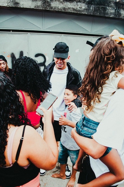 MC MANEIRINHO faz festa para as crianças na comunidade onde nasceu.
