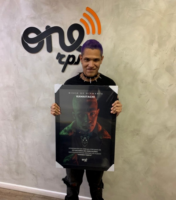 Kamaitachi recebe discos de diamante, em São Paulo