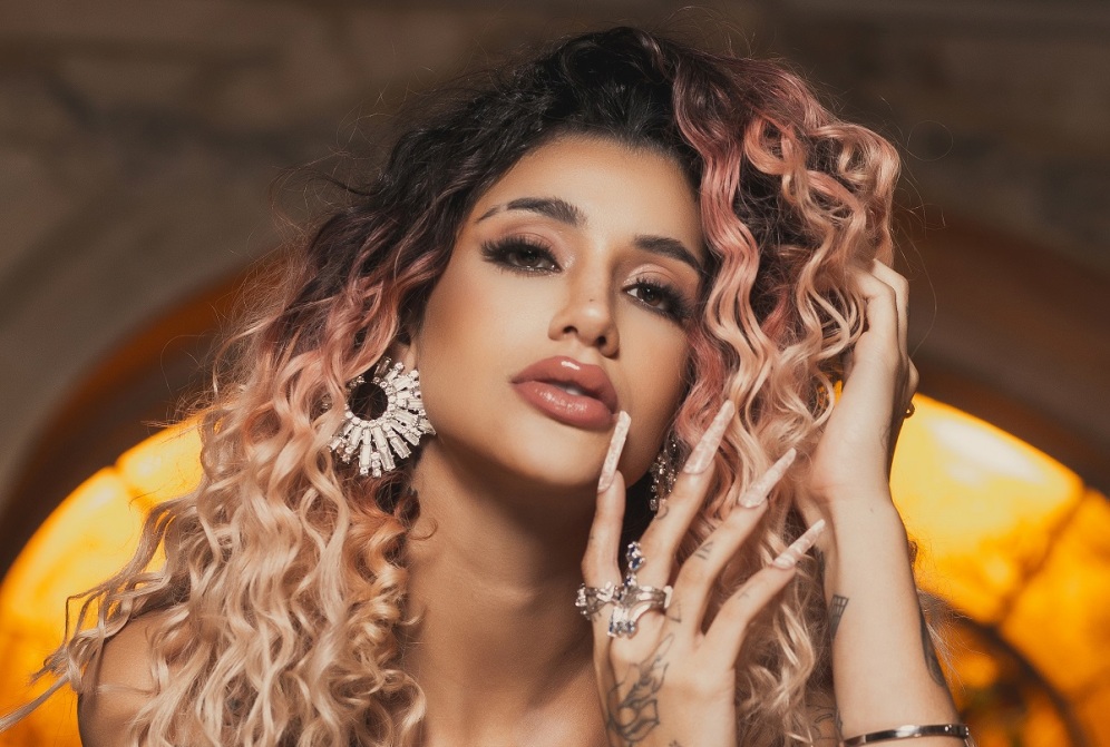Confirmada para o The Town, Azzy anuncia novo EP e comemora sucesso em Vai Na Fé