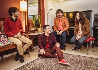 Banda UmQuarto encontra o sol em seu novo álbum “Fora de Lugar”